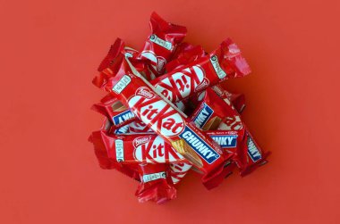 Sarı arkaplandaki kırmızı ambalajlı Kit Kat çikolataları artık küresel olarak Nestle tarafından üretiliyor. Mola ver. Kit Kat al.