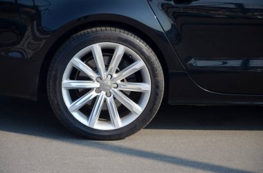 Kharkov, Ukrayna - 21 Ekim 2019: Audi tekerleği kapat. Alman otomobil üreticisi otomobil şirketi Wanderer olarak 1885 yılında lüks araçlar dağıttı.