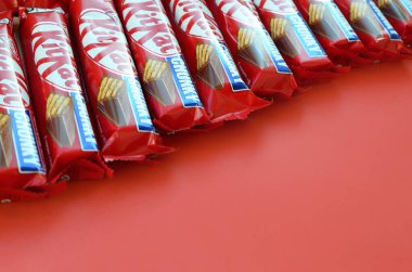Sarı arkaplandaki kırmızı ambalajlı Kit Kat çikolataları artık küresel olarak Nestle tarafından üretiliyor. Mola ver. Kit Kat al.