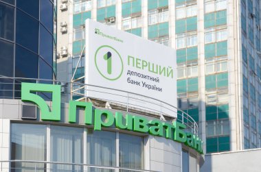 Kharkov, Ukrayna - 20 Ekim 2019: Kharkiv 'deki Privatbank ana binası. Privat Bankası Ukrayna 'daki en büyük ticari bankadır.
