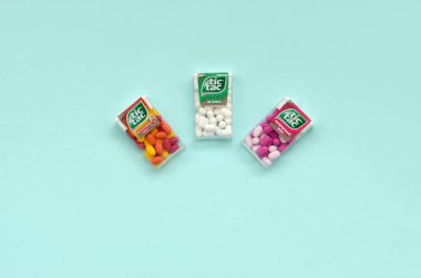 Bir sürü Tic Tac Candy paketi. Tik tak naneli taze tadı ve taşıması kolay olduğu için popülerdir. 1968 'den beri Ferrero tarafından üretilen nane şekeri.