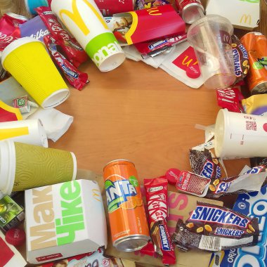 Birçoğu ünlü markalar üreterek yiyecek paketlerini ve içecek kutularını kullandı. Geri dönüşümlü süprüntü ve soda içecekleri.