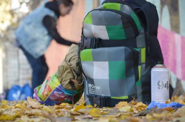 Kharkov, Ukrayna - 19 Ekim 2019: Montana mtn 94 sonbahar yapraklarında grafiti yapmak ve boyama sürecinde sanatçı olmak için kullanılan sprey kutu