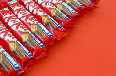 Sarı arkaplandaki kırmızı ambalajlı Kit Kat çikolataları artık küresel olarak Nestle tarafından üretiliyor. Mola ver. Kit Kat al.