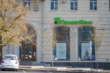 Kharkov, Ukrayna - 20 Ekim 2019: Kharkiv 'deki Privatbank binası. Privat Bankası Ukrayna 'daki en büyük ticari bankadır.