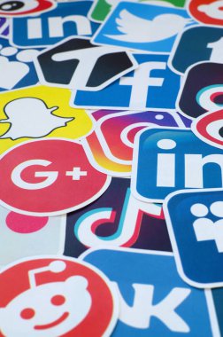 Çevrimiçi sohbet ve sohbetler için çok popüler sosyal ağların logosuna ve akıllı telefon uygulamalarına sahip birçok kağıt simgesi
