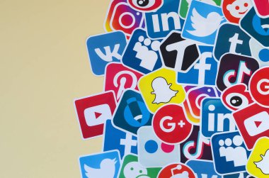 Çevrimiçi sohbet ve sohbetler için çok popüler sosyal ağların logosuna ve akıllı telefon uygulamalarına sahip birçok kağıt simgesi
