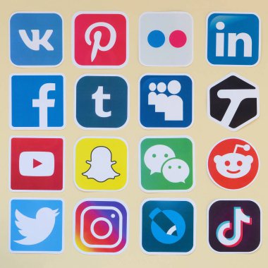 Çevrimiçi sohbet ve sohbetler için çok popüler sosyal ağların logosuna ve akıllı telefon uygulamalarına sahip birçok kağıt simgesi