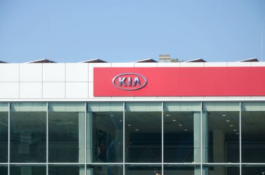 Kharkov, Ukrayna - 20 Ekim 2019: Kia Otomobil bayii araba bayii logosu tabelası. Kia Motors Güney Kore otomobil üreticisi.