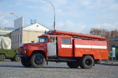 Kharkov, Ukrayna - 25 Ekim 2019: Sovyet döneminden kalma itfaiye kamyonu Kharkiv şehir özgürlük meydanına park etti