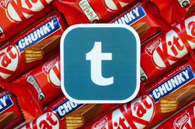 Kırmızı ambalajlı gofret kaplı bir çok Kit Kat çikolatası üzerine Tumblr kağıt logosu. Tumblr sosyal ağında ve dünya çapında web 'de çikolata ürünü reklamı