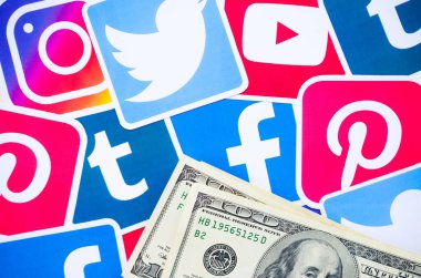 Üzerinde sosyal ağların logosu olan yüzlerce dolarlık banknotlar. Facebook Instagram Youtube Tumblr Twitter Pinterest. İnternet siteleri ya da uygulamalar kullanarak çalış