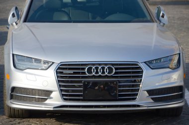 Kharkov, Ukrayna - 20 Ekim 2019: Audi a6 quattro logosu ve ön görüş. Audi Ag, Alman otomobil üreticisi ve Volkswagen Grubu üyesi.