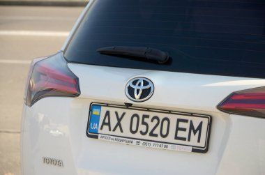 Kharkov, Ukrayna - 21 Ekim 2019: Toyota logosu arka tarafta. Toyota Motor Corporation, Japon otomotiv üreticisi.