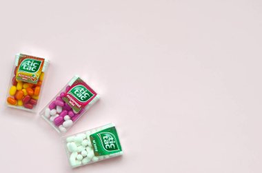 Bir sürü Tic Tac Candy paketi. Tik tak naneli taze tadı ve taşıması kolay olduğu için popülerdir. 1968 'den beri Ferrero tarafından üretilen nane şekeri.