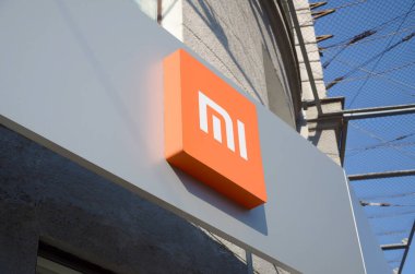 Kharkov, Ukrayna - 20 Ekim 2019: Kharkiv 'de Xiaomi mağazasının logosu. Xiaomi 2010 yılında seri girişimci Lei Jun tarafından kuruldu.