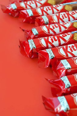 Sarı arkaplandaki kırmızı ambalajlı Kit Kat çikolataları artık küresel olarak Nestle tarafından üretiliyor. Mola ver. Kit Kat al.