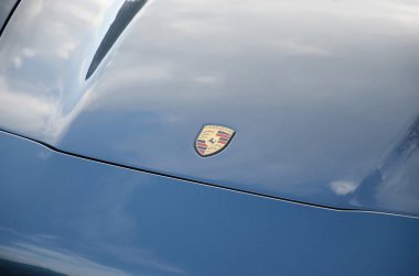 Kharkov, Ukrayna - 20 Ekim 2019: 2012 Porsche 911 Carrera S Coupe logosu bulutlu bir günde açık havada çekildi