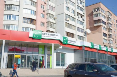 Kharkov, Ukrayna - 20 Ekim 2019: Ukrayna merkezli Ukrayna merkezli bir ticari banka olan Ukrsibbank 'ın Logo ve Cephesi