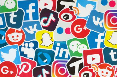 Çevrimiçi sohbet ve sohbetler için çok popüler sosyal ağların logosuna ve akıllı telefon uygulamalarına sahip birçok kağıt simgesi