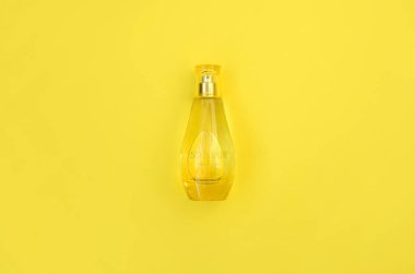 Kharkov, Ukrayna - 21 Ekim 2019: Yves Rocher 'ın Parlak sarı arka planda yazdığı bir şişe So İksir parfümü