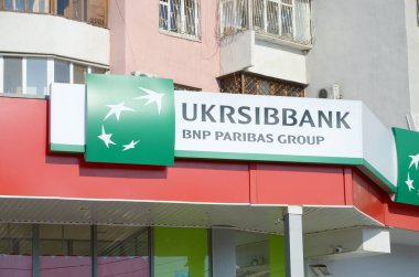 Kharkov, Ukrayna - 20 Ekim 2019: Ukrayna merkezli Ukrayna merkezli bir ticari banka olan Ukrsibbank 'ın Logo ve Cephesi