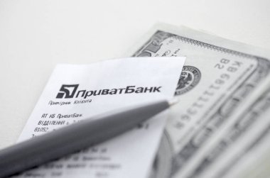 Privatbank çeki dolarlar üzerindeki kalemle yatar. Privatbank Ukrayna 'nın ana finans departmanı, para deposu Hryvnia' da.