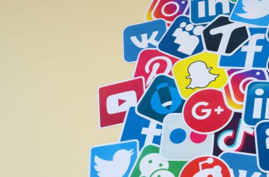 Çevrimiçi sohbet ve sohbetler için çok popüler sosyal ağların logosuna ve akıllı telefon uygulamalarına sahip birçok kağıt simgesi