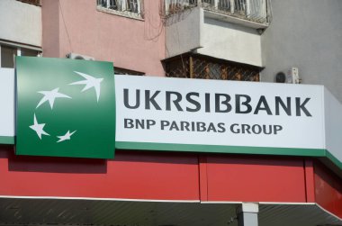 Kharkov, Ukrayna - 20 Ekim 2019: Ukrayna merkezli Ukrayna merkezli bir ticari banka olan Ukrsibbank 'ın Logo ve Cephesi