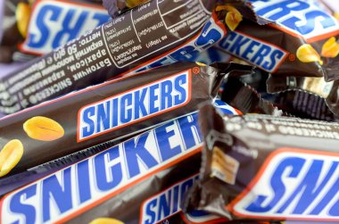 Bir sürü Snickers çikolatası üst üste yığılmış. Snickers çikolataları Mars Anonim Şirketi tarafından üretilir. Snickers 1930 yılında Franklin Clarence Mars tarafından yaratıldı.