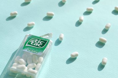 Bir sürü nane şekeri ve şeker paketi. Tik tak naneli taze tadı ve taşıması kolay olduğu için popülerdir. 1968 'den beri Ferrero tarafından üretilen nane şekeri.