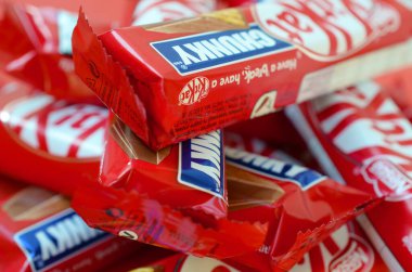 Kit Kat, 1911 yılında Rowntree 's of York, İngiltere' de üretilen çikolata kaplı gofret. 1988 'de Rowntree' yi satın alan Nestle şimdi Kit Kat 'i küresel olarak satıyor