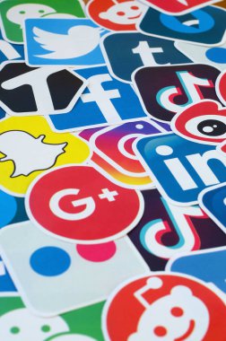 Çevrimiçi sohbet ve sohbetler için çok popüler sosyal ağların logosuna ve akıllı telefon uygulamalarına sahip birçok kağıt simgesi