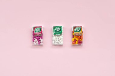 Bir sürü Tic Tac Candy paketi. Tik tak naneli taze tadı ve taşıması kolay olduğu için popülerdir. 1968 'den beri Ferrero tarafından üretilen nane şekeri.