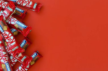Sarı arkaplandaki kırmızı ambalajlı Kit Kat çikolataları artık küresel olarak Nestle tarafından üretiliyor. Mola ver. Kit Kat al.