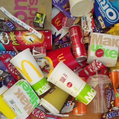 Birçoğu ünlü markalar üreterek yiyecek paketlerini ve içecek kutularını kullandı. Geri dönüşümlü süprüntü ve soda içecekleri.