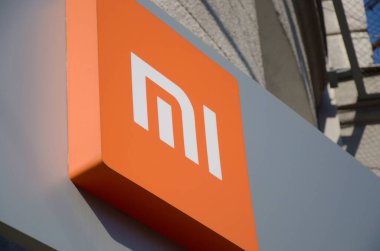 Kharkov, Ukrayna - 20 Ekim 2019: Kharkiv 'de Xiaomi mağazasının logosu. Xiaomi 2010 yılında seri girişimci Lei Jun tarafından kuruldu.