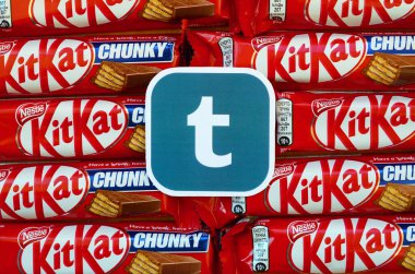 Kırmızı ambalajlı gofret kaplı bir çok Kit Kat çikolatası üzerine Tumblr kağıt logosu. Tumblr sosyal ağında ve dünya çapında web 'de çikolata ürünü reklamı