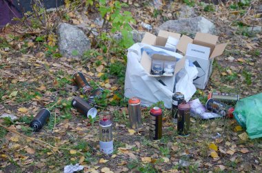 Kharkov, Ukrayna - 19 Ekim 2019: Montana mtn 94 siyah sert uyuşturucu ve kobra sonbahar yapraklarında grafiti yapmak için sprey kutu kullandılar