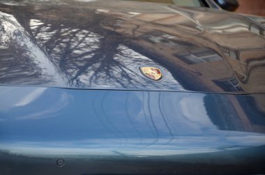 Kharkov, Ukrayna - 20 Ekim 2019: 2012 Porsche 911 Carrera S Coupe logosu bulutlu bir günde açık havada çekildi