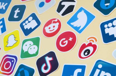 Çevrimiçi sohbet ve sohbetler için çok popüler sosyal ağların logosuna ve akıllı telefon uygulamalarına sahip birçok kağıt simgesi