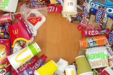 Birçoğu ünlü markalar üreterek yiyecek paketlerini ve içecek kutularını kullandı. Geri dönüşümlü süprüntü ve soda içecekleri.