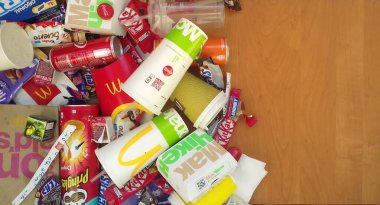 Birçoğu ünlü markalar üreterek yiyecek paketlerini ve içecek kutularını kullandı. Geri dönüşümlü süprüntü ve soda içecekleri.