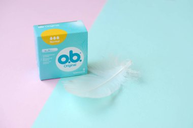 Kadın doğum uzmanı. Orijinal Normal tamponlar küçük bir kutuda. Ob, regl döneminde kadınların kullandığı küresel kadın hijyen ürünleri veya kişisel bakım ürünleridir.