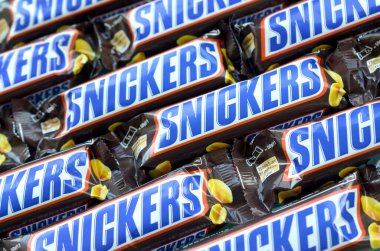 Bir sürü Snickers çikolatası üst üste yığılmış. Snickers çikolataları Mars Anonim Şirketi tarafından üretilir. Snickers 1930 yılında Franklin Clarence Mars tarafından yaratıldı.
