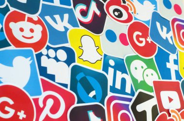 Çevrimiçi sohbet ve sohbetler için çok popüler sosyal ağların logosuna ve akıllı telefon uygulamalarına sahip birçok kağıt simgesi