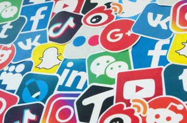 Çevrimiçi sohbet ve sohbetler için çok popüler sosyal ağların logosuna ve akıllı telefon uygulamalarına sahip birçok kağıt simgesi