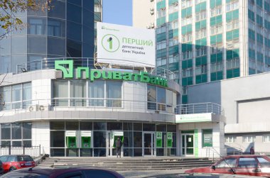 Kharkov, Ukrayna - 20 Ekim 2019: Kharkiv 'deki Privatbank ana binası. Privat Bankası Ukrayna 'daki en büyük ticari bankadır.