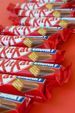 Sarı arkaplandaki kırmızı ambalajlı Kit Kat çikolataları artık küresel olarak Nestle tarafından üretiliyor. Mola ver. Kit Kat al.