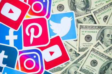 Üzerinde sosyal ağların logosu olan yüzlerce dolarlık banknotlar. Facebook Instagram Youtube Tumblr Twitter Pinterest. İnternet siteleri ya da uygulamalar kullanarak çalış